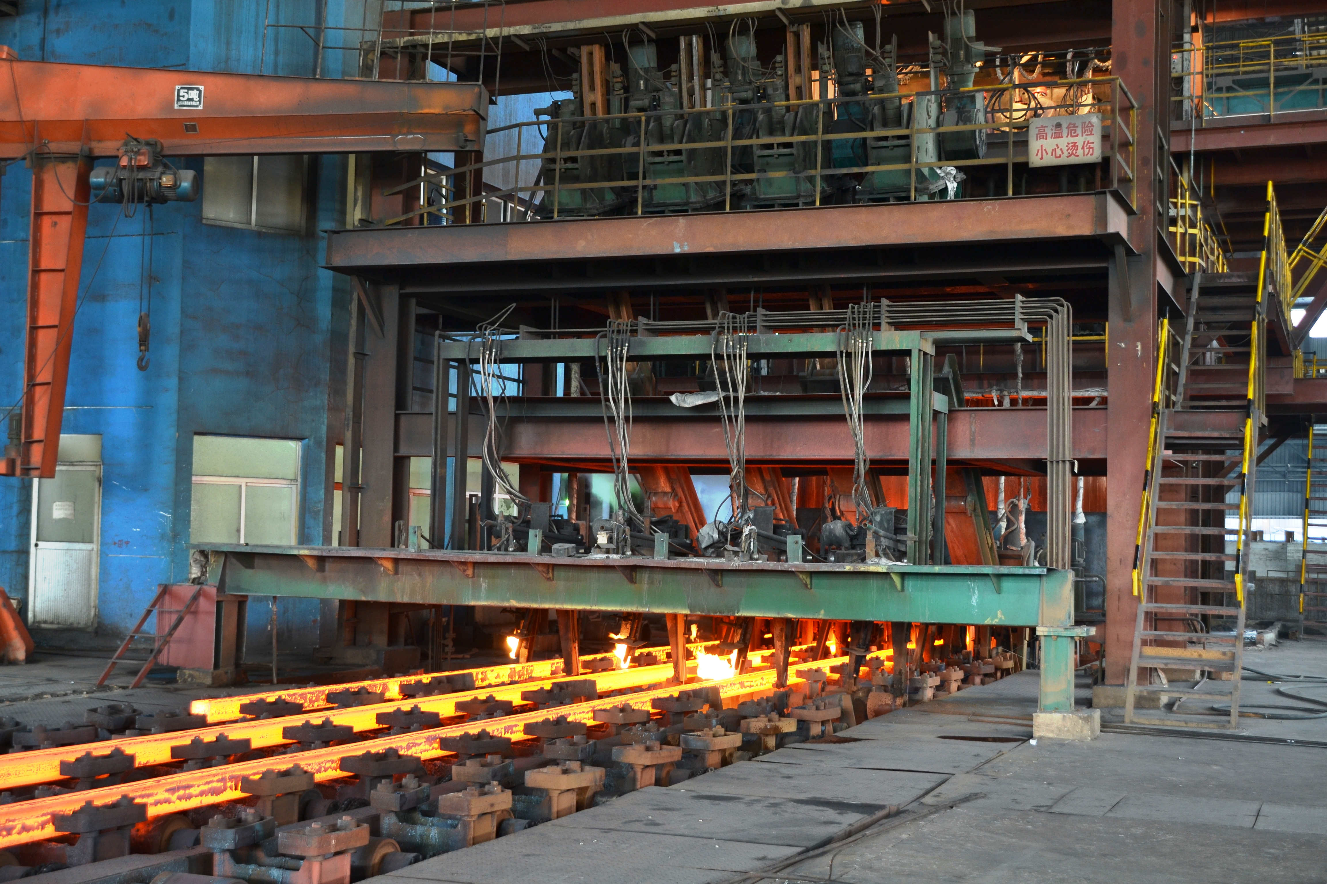 Rolling mill production line for steel plants